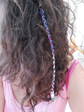 trecce capelli con fili colorati